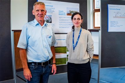 Claudius Pieczyk, der das Projekt für Statkraft leitet und Laura Kolb, Communication Advisor Wind & Solar, stellten die Pläne noch einmal in Kriebethal vor.