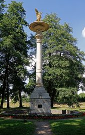 Ein Bild, wie es viele Glauchauer kennen, die Hedrichsäule mit der vergoldeten Victoria-Figur. 