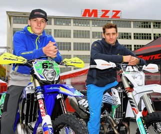 Blicken mit unterschiedlichen Gefühlen auf das WM-Finale in Zschopau: Luca Fischeder (l.), der nach Sturz und Verletzung zweimal nicht ins Ziel kam, und Edward Hübner, der die Ränge 8 und 10 belegte. 