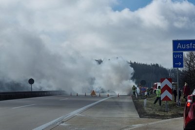 Hohe Rauchsäulen am Sonntag über der Autobahn 72 bei Stollberg: Dort brannte ein Pkw.