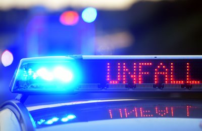 Bei einem schweren Unfall auf der A9 bei Halle wird ein Autofahrer lebensgefährlich verletzt. (Symbolbild)