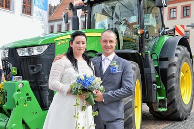 Ein 370-PS-Traktor wartete vor dem Rathaus Freiberg auf Carolin und Martin Euringer aus Langhennersdorf. 