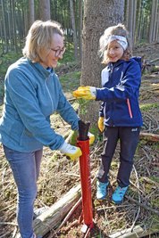Nicole Seelbinder und Judith (von links) helfen bei der Pflanzaktion im Sternmühlental.
