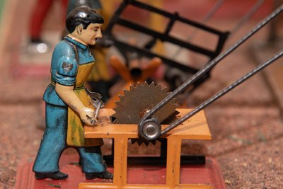 In der Sonderausstellung „Bubis höchster Wunsch – Spielzeug der Zwanziger“ sind Spielzeuge aus den 20er Jahren zu sehen. Darunter auch ein bewegliches Sägewerk-Spiel.