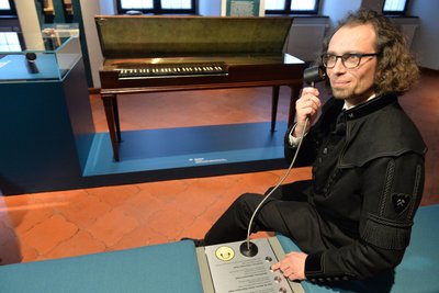 Der Freiberger Bürgermeister Martin Seltmann am Hörapparat mit Musik der Silbermann-Orgel.
