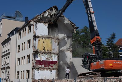 Das in die Jahre gekommene Haus der AWG an der Krausenstraße war 2023 abgerissen worden.