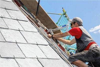Diese Woche soll das Dach fertig werden. Dachdecker Christian Schwierz arbeitet an der speziellen Rechteckdoppeldeckung.