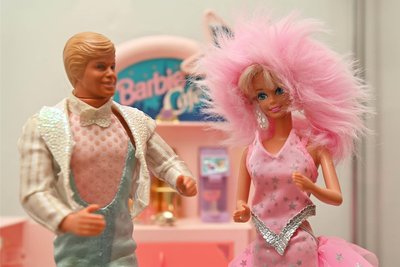Barbie und Ken, insgesamt etwa 40 Puppen, sind zu sehen.