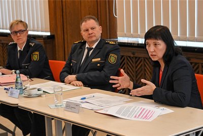Die Chemnitzer Polizeisprecherin Jana Ulbricht, Polizeipräsident Carsten Kaempf und Kriminaldirektorin Katja Stolzenberg (von links) bei der Vorstellung der Zahlen für 2023.
