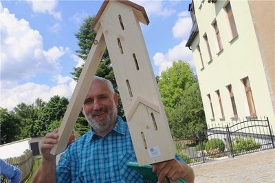 Der Ali-Verein schenkte der Nabu-Ortsgruppe ein Schmetterlingshaus. Udo Schröder zeigt es.