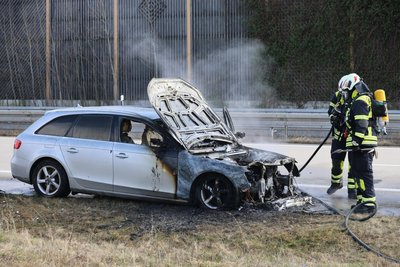 Der Audi brannte vollständig aus.
