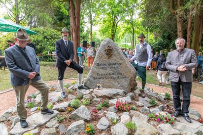Anton Günther Lehmann (v. l.), Sascha Hösel, Rico Weisbach und Pfarrer Michael Harzer bei der festlichen Gedenkstein-Einweihung.