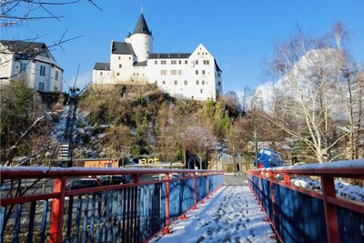 Die einst durch den Schwarzenberger Schlosstunnel führende Eisenbahnstrecke nach Johanngeorgenstadt überquerte am Hammerweg das Schwarzwasser. Die später für Fußgänger freigegebene Brücke wurde 2004 durch einen Neubau ersetzt. 