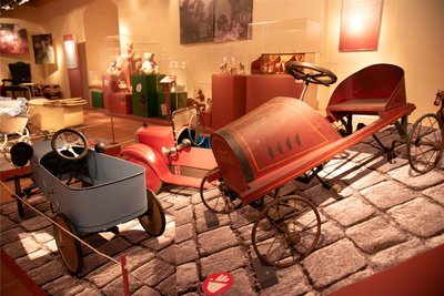 In der neuen Sonderausstellung werden auch verschiedene Kinderautomobile und Tretautos präsentiert.