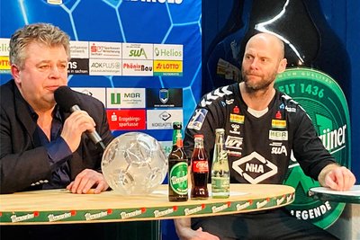 Bei der Auswertung des Heimspiels gegen Dormagen blieb EHV-Manager Rüdiger Jurke (l.) sogar fast der Galgenhumor im Hals stecken. Das 24:33 fand er gar nicht lustig. Hat Aues Chefcoach Ólafur Stefánsson (r.) Ursache und Lösung gefunden? Am Sonnabend geht es gegen Hüttenberg.