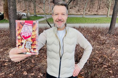 Jan Lipowski mit seinem neuen Buch „Auslese: Lachen ist die beste Medizin“.