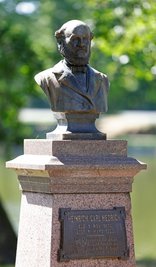 Gleich neben der Säule steht die Büste, die an Hedrich erinnert.