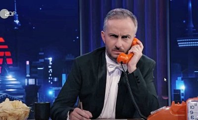 Moderator Jan Böhmermann im Live-Telefonat mit Vogtländerin Madita Winkler. Während des Gesprächs wurde er lockerer. 