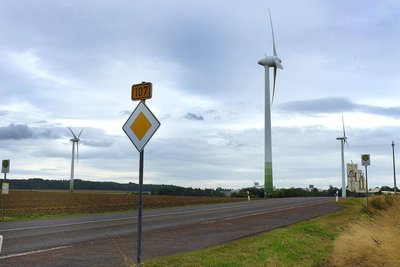 Drei Windräder kleinerer Dimension drehen sich bereits an der B 107 nahe der Baustelle.