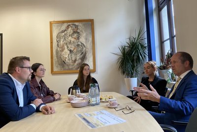 So ein Schulclub ist eine prima Sache - auch als Einrichtung zur Schüler-Schule-Bindung. Matthias Lehmann (rechts) und Kathleen Weber von der Norma-Niederlassung Rossau sowie Schulleiter Christian Reinsch und die Schülersprecherinnen Heidi Röder und Marie Kraus im Gespräch.