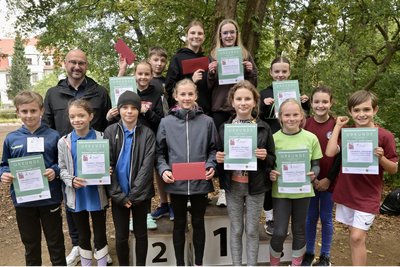 Diese Mädchen und Jungen nahmen stellvertretend für ihre Schulen die Ehrung aus den Händen von Mike Franke (hinten links) entgegen.