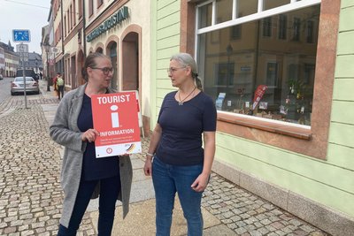 Ilke Schulz (links) und Mitarbeiterin Susanne Handke-Jacobs vor der Interimslösung.