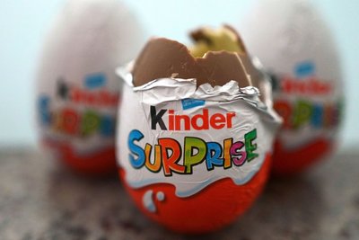 Drei britische Varianten der Kinder-Überraschungseier von Ferrero.