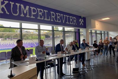 Die FCE-Führung bei der Eröffnung der Versammlung: Vorstandsmitglied und Versammlungsleiter Kay Werner, Präsident Helge Leonhardt, der stellvertretende Aufsichtsratschef Uwe Leonhardt, Geschäftsführer Michael Voigt, Aufsichtsratschef Bernd Keller und Aufsichtsrat Thorsten Jannaschk.