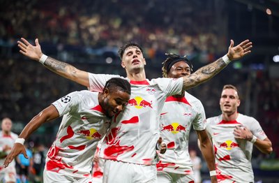  Leipzigs Spieler Christopher Nkunku (l-r), Dominik Szoboszlai, Mohamed Simakan und David Raum jubeln nach dem 2:1, das später nicht anerkannt wurde.