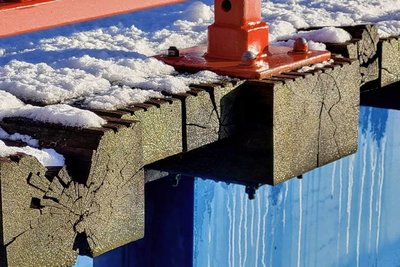 Die auf der Brücke im Jahr 2004 eingebauten Eichenbalken haben stark gelitten. Mitte 2023 soll der Brückenbelag erneuert werden. 