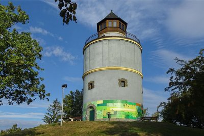 Der unter Denkmalschutz stehenden Wasserturm in Neundorf ist das Etappenziel bei der Wanderung.