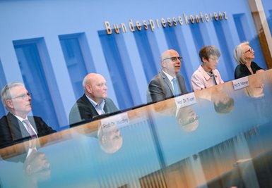 Die "Wirtschaftsweisen" warnen vor explodierenden Kosten, sollte es keine Reformen in der gesetzlichen Kranken- und Pflegeversicherung geben.