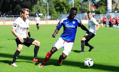 Nach dem 0:1 liefen die Zwickauer um Mike Könnecke (links) und Michael Schlicht (rechts) den Kielern, hier Kingsley Schindler, hinterher.