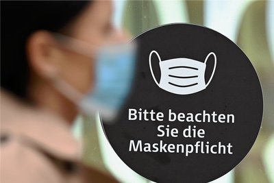 Bleibt der Inzidenzwert fünf Tage lang über 10, dann gilt: Maskenpflicht in Geschäften und im Freien, wenn der Mindestabstand von 1,5 Metern nicht eingehalten werden kann. Foto: Arne Dedert/dpa