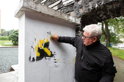 Frank Zabel vom Kommunalen Präventionsrat ist im Einsatz gegen illegale Graffiti. Im Bild zeigt er, wie Graffitischutz wirkt. Eingespartes AfD-Geld wird teils dafür genutzt.