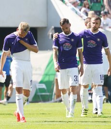 Pascal Köpke, Christian Tiffert und Martin Toshev (von links) versuchen, den späten Gegentreffer zu verdauen.