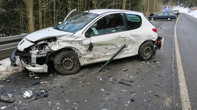 Gegen 15 Uhr waren offenbar ein Volvo und ein Peugeot kollidiert.