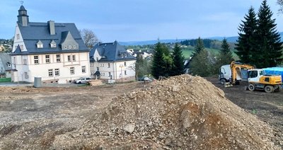 Ansicht auf Zeit: Freie Sicht herrscht derzeit von der Ortsdurchfahrt aus Richtung Aue aufs Rathaus von Bernsbach. 