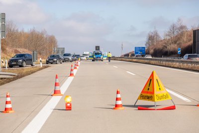 Die Autobahn musste wegen des Feuerwehreinsatzes voll gesperrt werden.