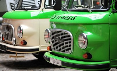 Ein bekanntes Bild vergangener Tage: Doch dieser Barkas hatte es in sich. Elektrobetrieben und mit drei Achsen war er eine echte Sonderanfertigung. Im Nutzfahrzeugmuseum Hartmannsdorf kann man so manche Rarität entdecken - vom Presto Kastenwagen von 1913 bis zum Lkw "Phänomen" aus Zittau, der später als "Robur" bekannt wurde.