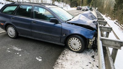 Die beiden Wagen kamen an der Leitplanke zum Stehen.