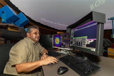 Die Technik von Fulldome-Anlage und Zeiss-Projektor sowie den richtigen Vibe für die Achtziger machen es möglich: Olaf Graf lässt die spacige Zeit auferstehen.