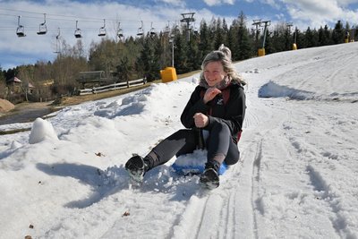 Isabelle Wendler aus Eibenstock hat sich einen Zipfelbob ausgeliehen für den Rodelhang.