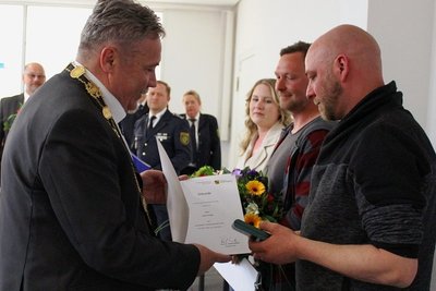 Oberbürgermeister Rolf Schmidt ehrte am Donnerstag die Lebensretter aus dem Herzog-Georg-Ring. 