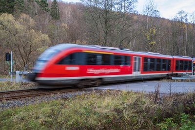 Welche Auswirkungen hat es, wenn Züge der Erzgebirgsbahn durch das Vogtland sausen?