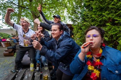 Jenny Pippig (rechts) kam mit ihren Freunden in den Vogtlandgarten.