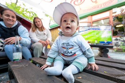 Sein erstes WM-Spiel erlebte der acht Monate alte Liam mit seiner Familie im Loungebereich des Vogtlandgartens.