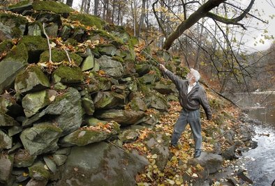 Am Ufer der Mulde machen Günter Eckardt und andere Heimatforscher Hinweise auf verschüttete Stolleneingänge aus.