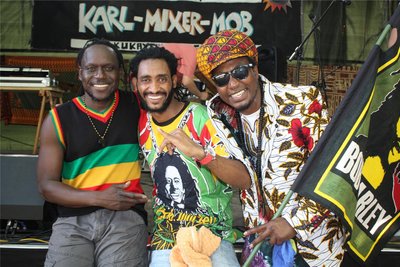 Joseph Mendy, Wedeb Habteab unbd Arba Manillah (v.l.) sangen Reaggae beim Musikfestival „Karl-Mixer-Mob“ 2019. Foto: Fritzsche/A.