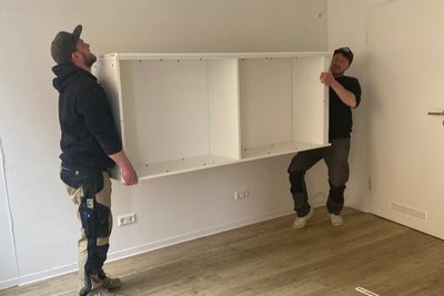 Handwerker räumen die letzten Regale raus, damit der Umbau der Tourist-Information in Rochlitz beginnen kann.